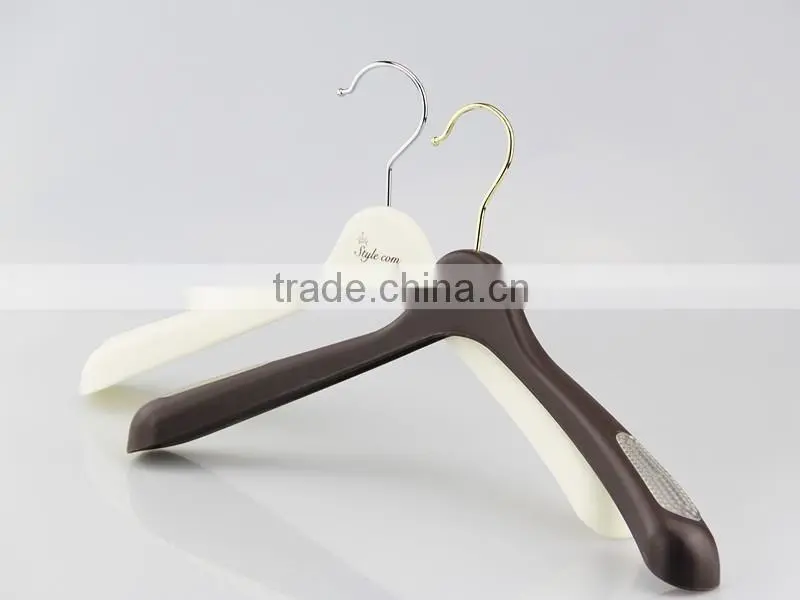 IMY-480 black senior plastic top hanger for wholesale jacket hanger