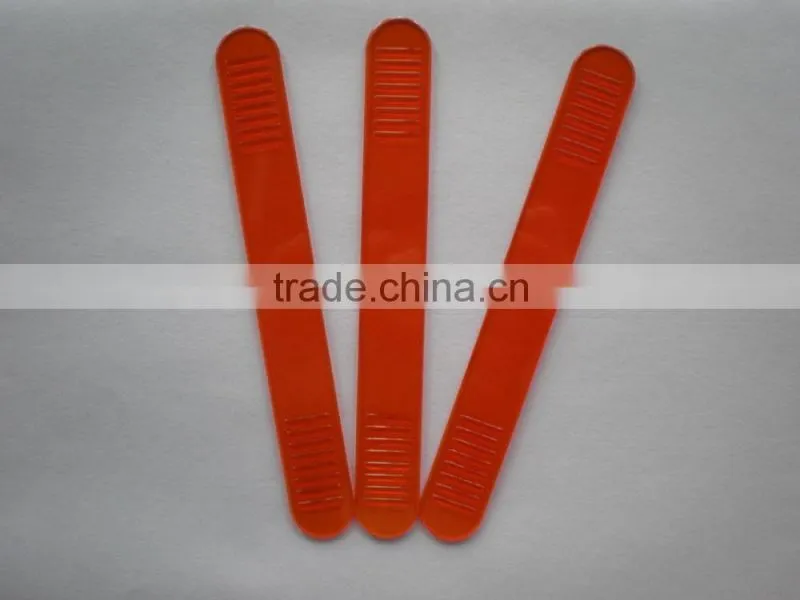 V-GF16-13 The children's size plastic tongue depressor