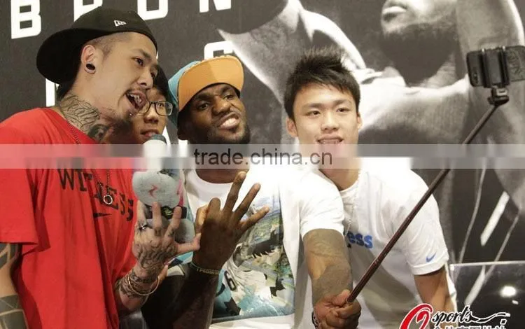 Very popular with travelers customize selfie stick for cell phone