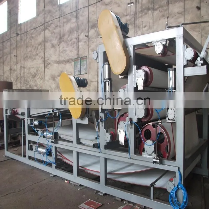 Sludge dewatering decanter centrifuge