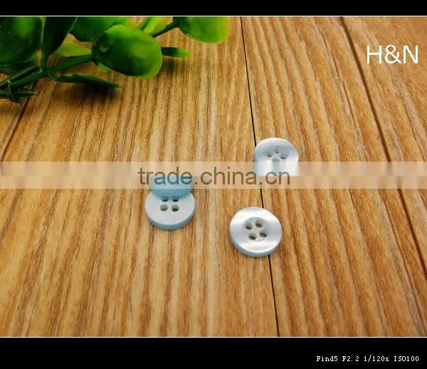 18L plane 4 hole pearl effect resin button