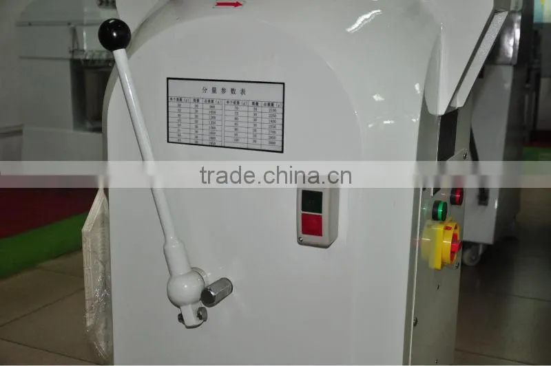 Semi-automatic dough divider and rounder for bread