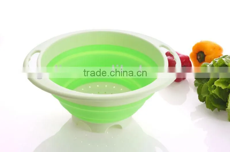 Plastic collapsible bowl with handle
