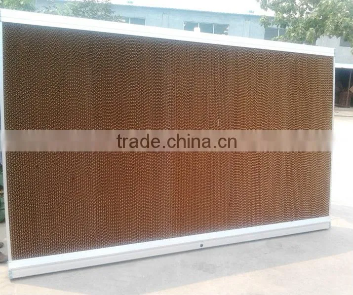 Evaporative water cooling pad for poultry