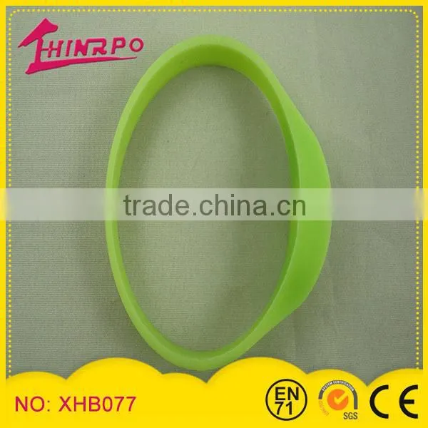 2014 Personalized glow in the dark silicone twist bracelet/ citronella oil bracelet