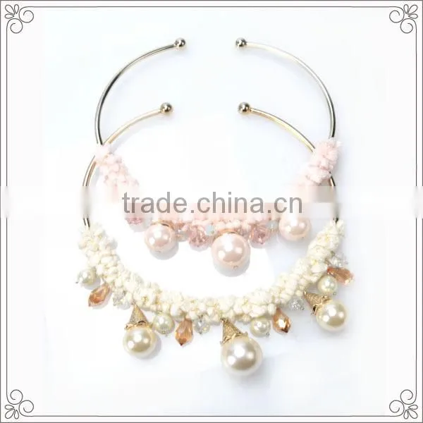 Metal Wire Half Open Round Shape Necklace With Charms Pendant