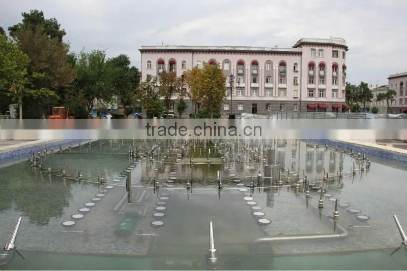 Large scale programmed controlled outdoor water fountain