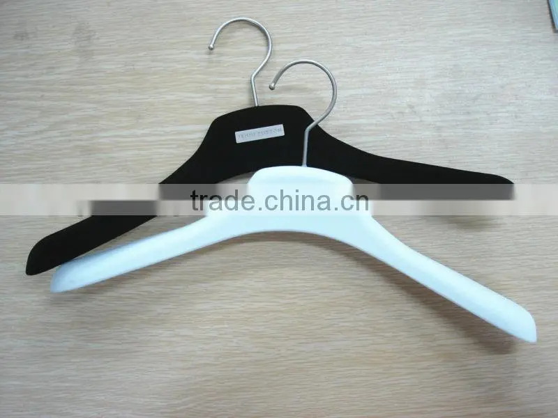 YT velvet clothes hanger velvet flocked hanger with metal logo
