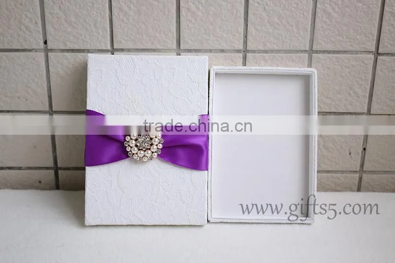 New Design Custom fashion New high quality wedding invitation silk boxes with brooch