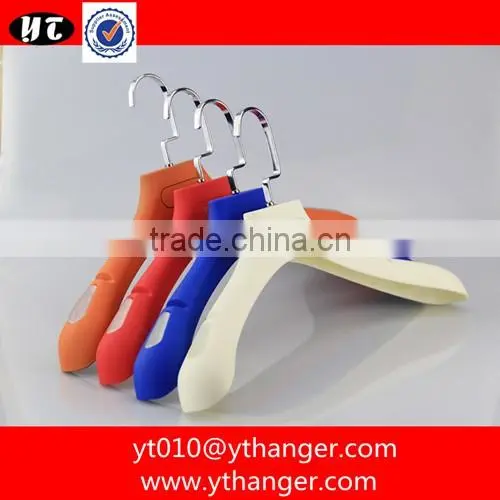 YY0397 black rubber coated plastic shirts hanger rubber paint clothes hanger with clips