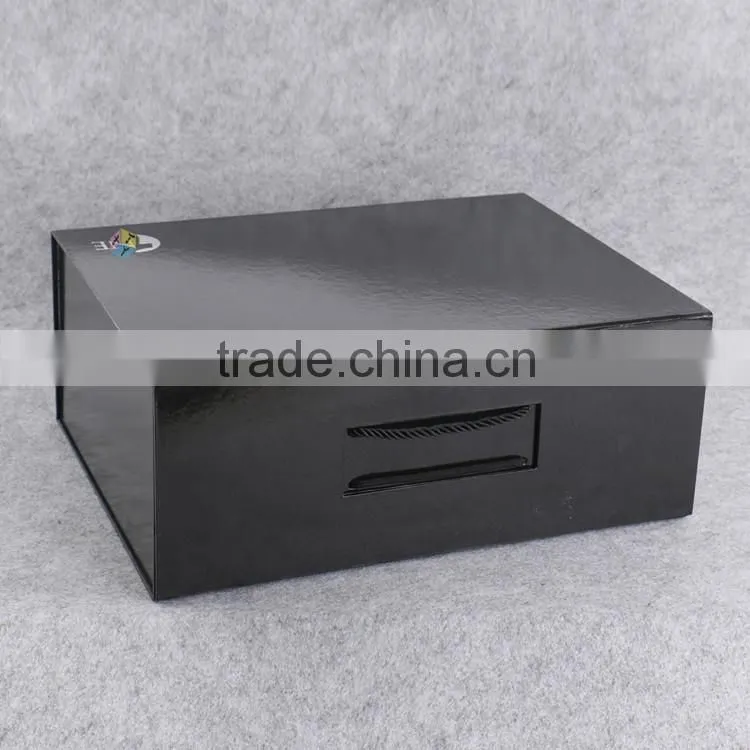 black foldable cardboard box with rope handle