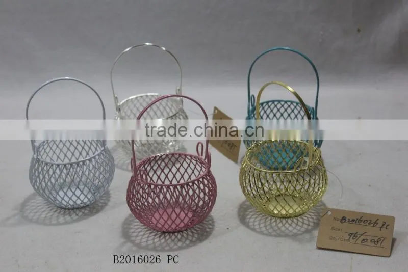Round metal gift basket with a handle for wedding decoration