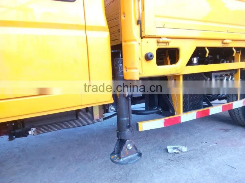 Truck-mounted scissor lift platform for fixing street light, hydraulic lift platform on truck