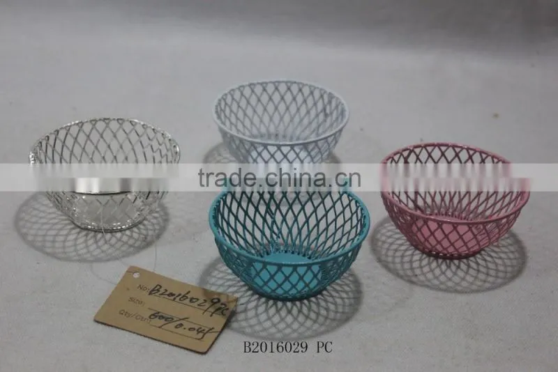 Round metal gift basket with a handle for wedding decoration