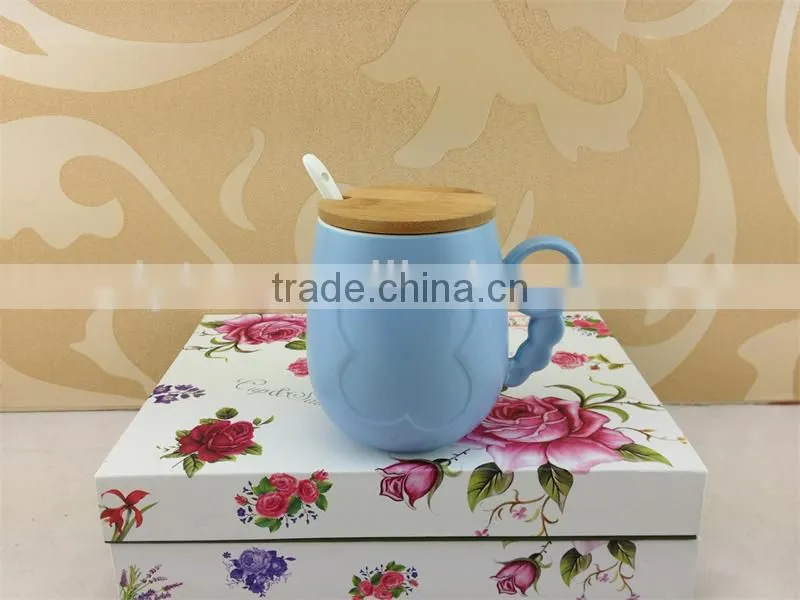 Promotional ceramic coffee mug solid color embossed butterfly design with wood lid and spoon