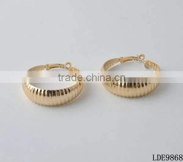 Oval gold hoop earrings