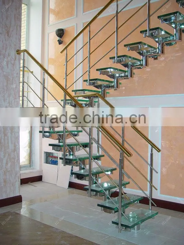 Single stringer staircase with glass railing