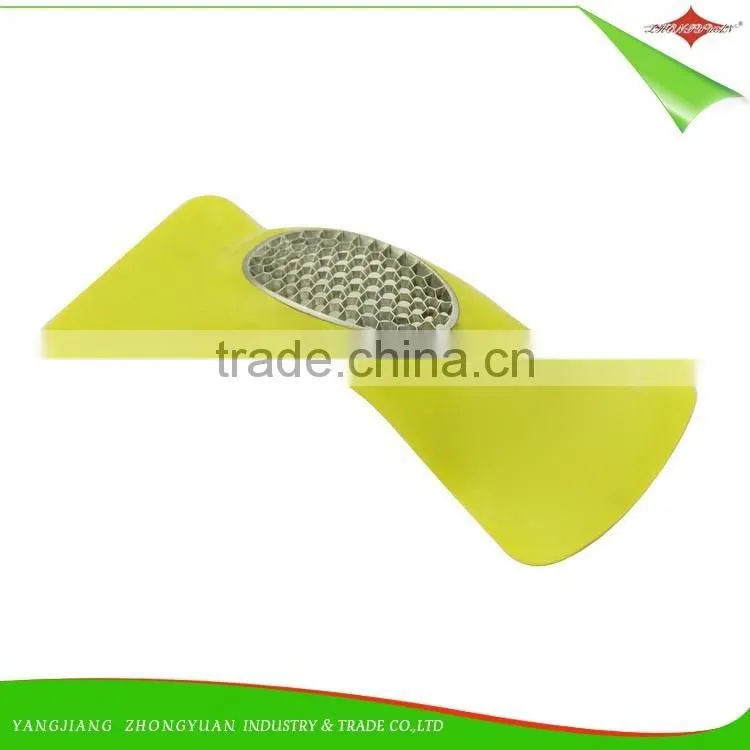 ZY-F1477 kitchen gadgets green stainless steel garlic press with plastic handle