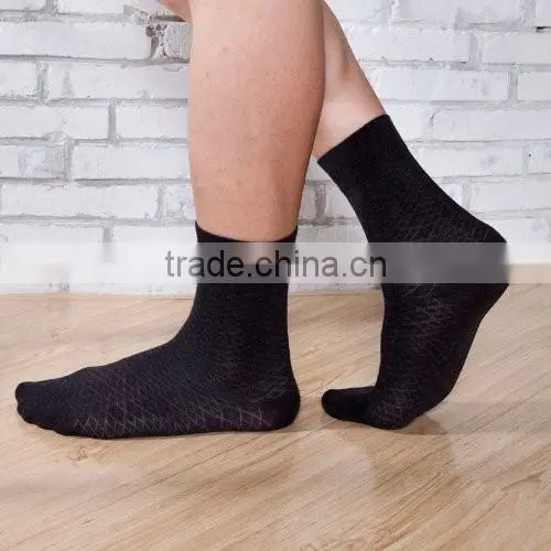 2016 Wholesale New design solid color men dress tube socks making machine