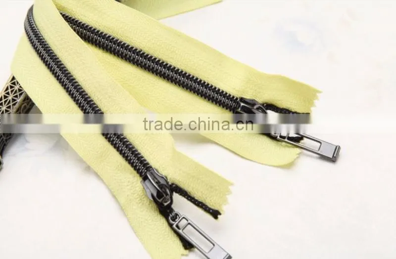 2016 Newest close-end auto lock Nylon zipper in black lacquer
