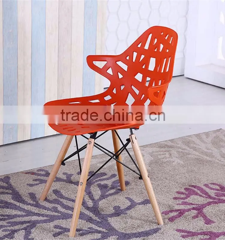 Villain Modeling Plastic Arm Chair Wooden Legs Modern Hollow Plastic Leisure Dinning Chair