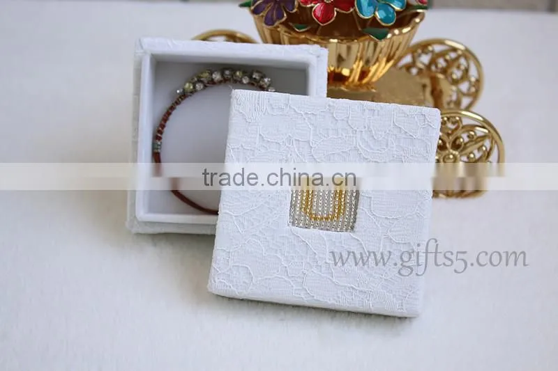 Wholesale White lace wedding jewelry gift boxes with beaded name plate of O