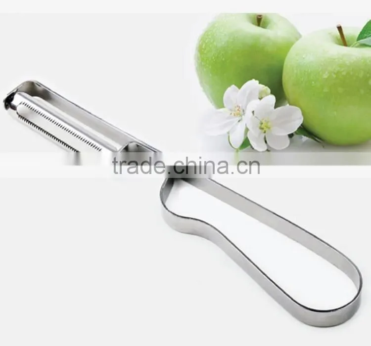 Useful and simple kitchen peeler set including parer, grater and julienne peeler
