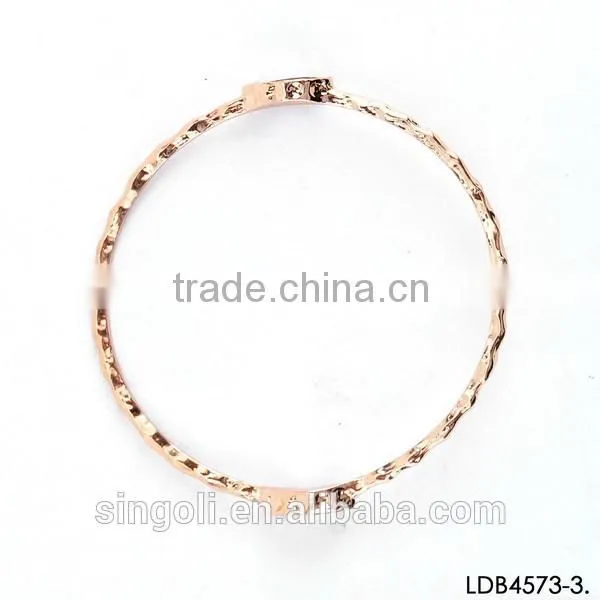 Lacquer wave shape gold bangle hammered thin alloy bracelet gold with emerald charm bracelet alibaba china supplier