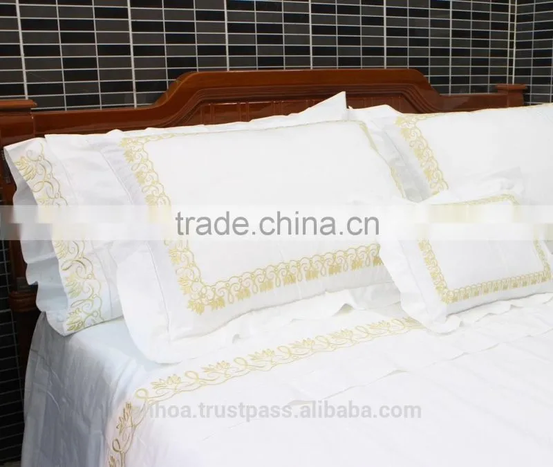 Flowers embroidered bedding set with hemstitch in red hue