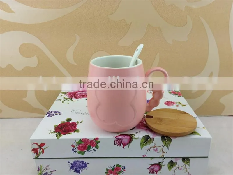 Promotional ceramic coffee mug solid color embossed butterfly design with wood lid and spoon