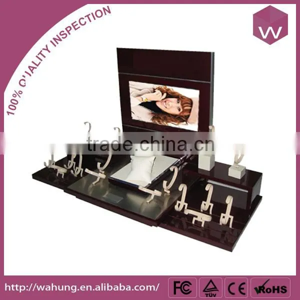 Hot-selling Painting Wood Watch Display Bust Stand & Unique Showcase For Watches Design