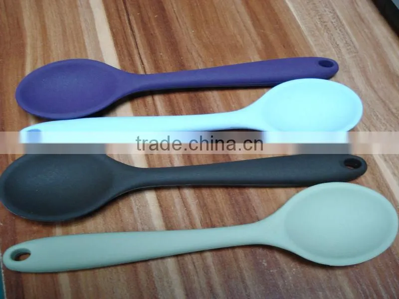 2014 wholesale soft and colored silicone spoon for babies