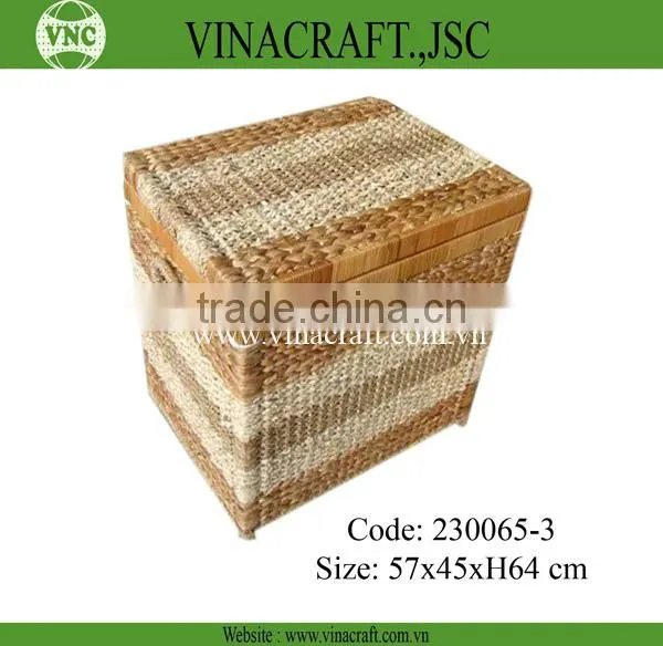 Natural wicker laundry basket with lid