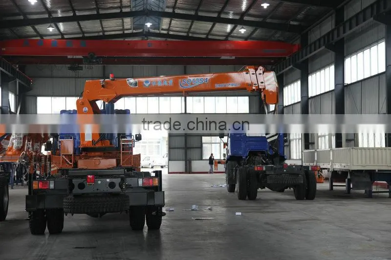 hand operated lifting equipment on truck, Model No.:SQ12S4, 12ton truck crane with telescopic booms.