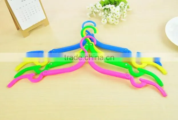 New Non Slip Hanger Portable Travel Plastic Shirt Clothing Holder Folding