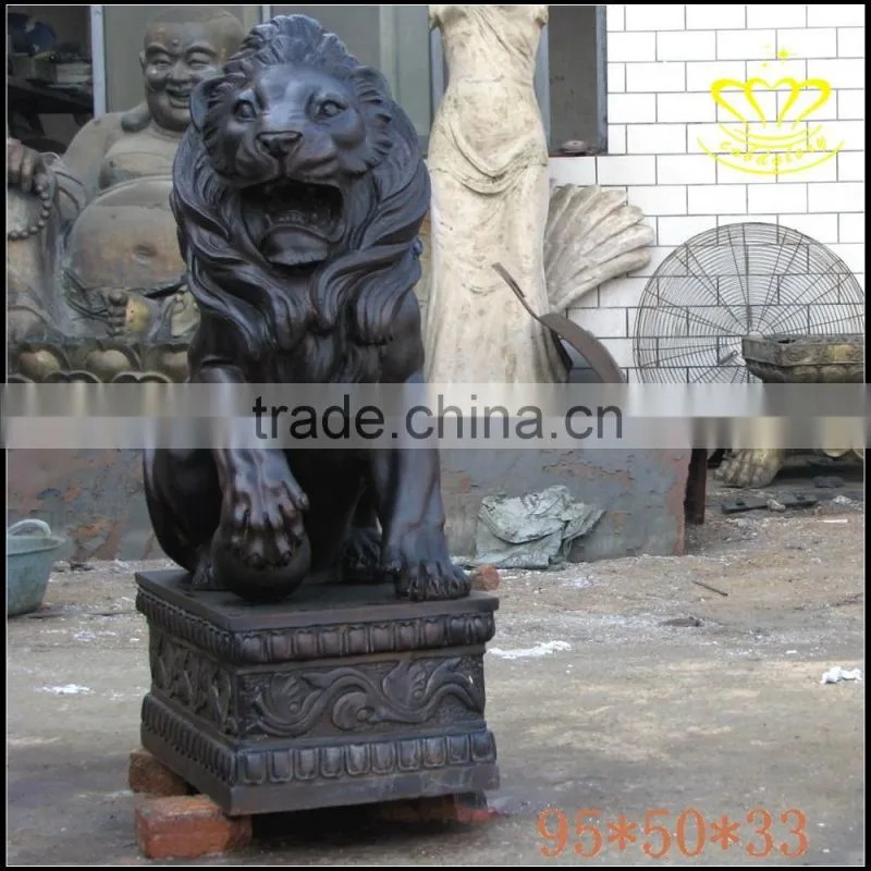 The bronze lion animal sculpture Wrought brass outdoor urban landscape sculpture