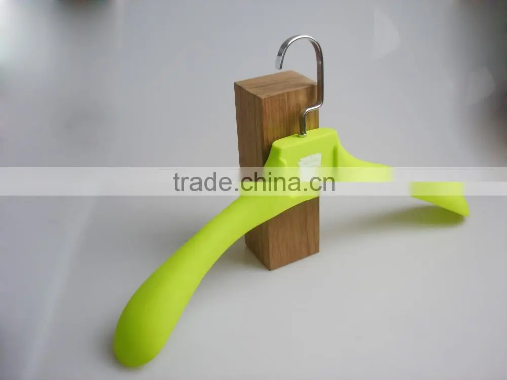 HA7056 bright coloured hanger women clothes plastic hanger