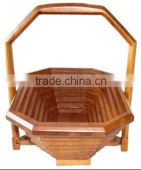 Collapsible wooden basket