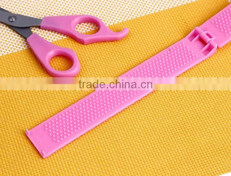 AOY15 Plastic handle hair scissors set, easy carry safty hair cutting scissors with comb