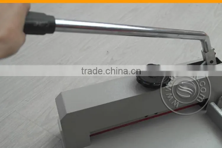 Cheap manual cutter for cutting paper