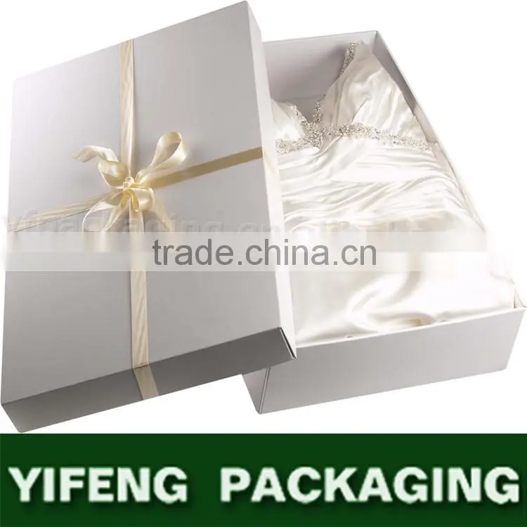 Packaging round cardboard hat boxes for flowers with handles