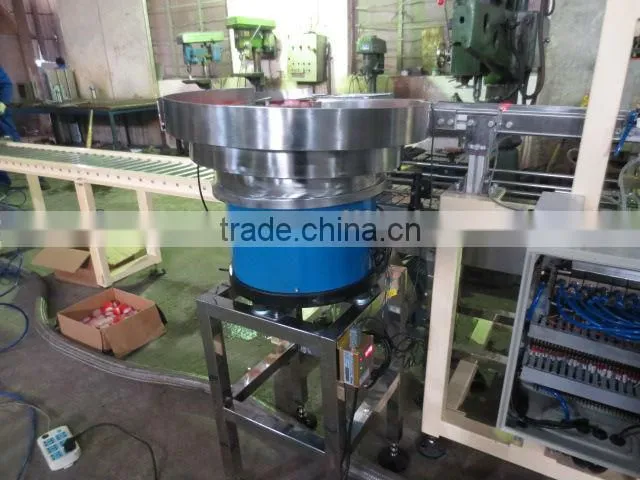 Automatic screwing lids machine for 15L cans
