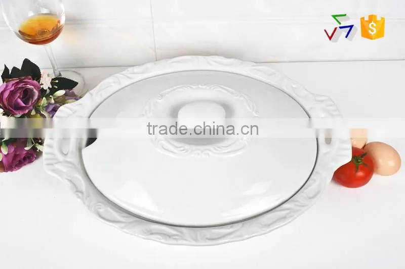 15" Oval ceramic baking dish with lid