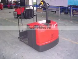 Electric 2t tow tractor with pneumatic tyres