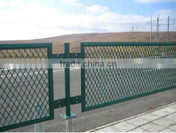 Expanded mesh fence