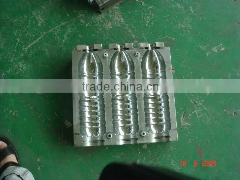 Automatic lineal PET blow moulding machine