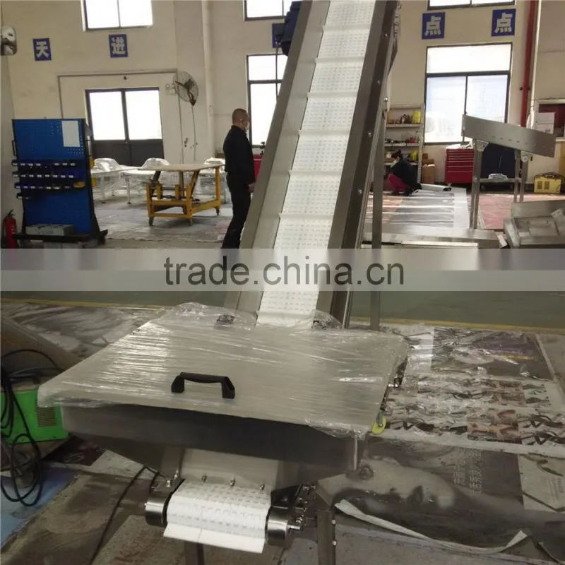 Incline belt conveyor with hopper and discharge chute