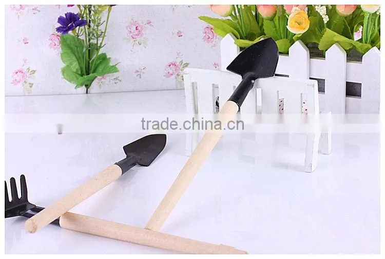 mini spade with wooden handle