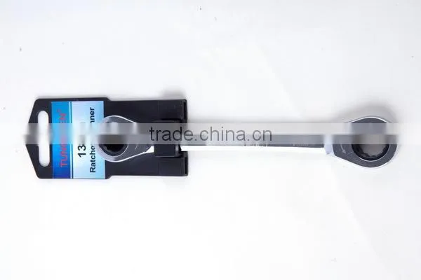 Small Universal Double Ratchet Wrench