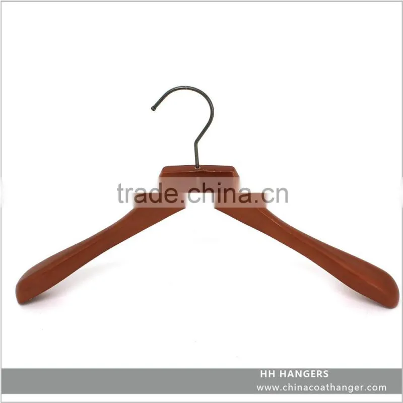 High Quality Luxury Man Style Big Shoulder Natural Wooden Customer Top Hanger with Anti Slip Bar